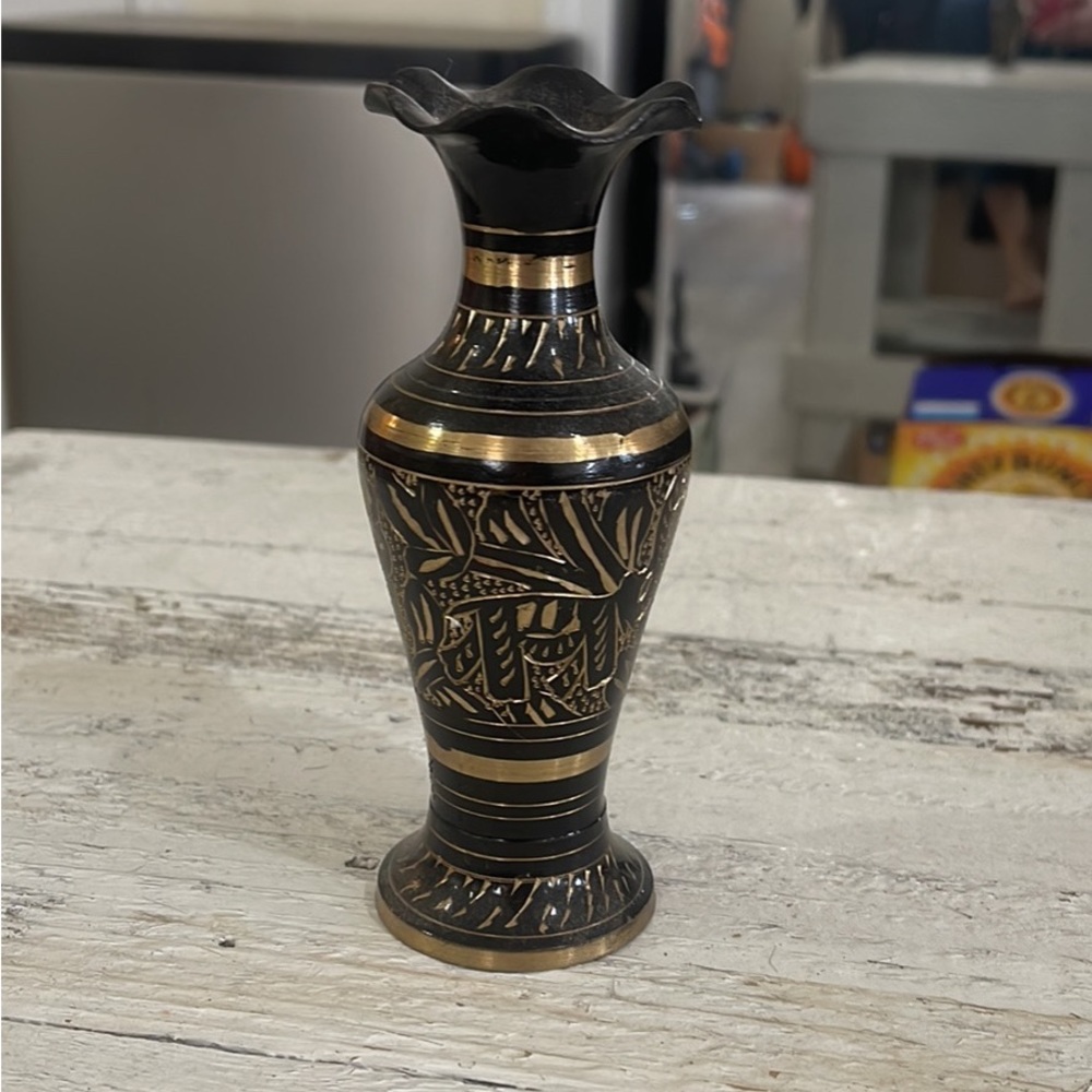 Vase black and gold